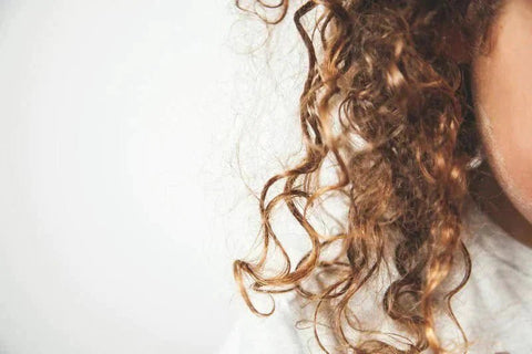 3 produits naturels et incontournables anti-frisottis