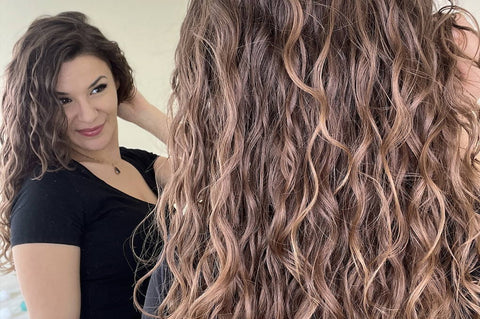 Boucles ou ondulations qui ne tiennent pas : causes et solutions !