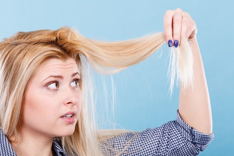 Comment lutter contre les racines grasses et les pointes sèches en 3 étapes !