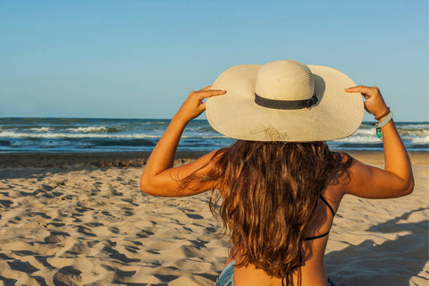 routine cheveux été - protéger ses cheveux du soleil, du chlore, de la piscine, des UV, de l'eau de mer - protéger ses cheveux en vacances - cheveux été - cheveux soleil