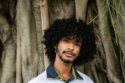Cheveux bouclés des hommes : le guide complet !