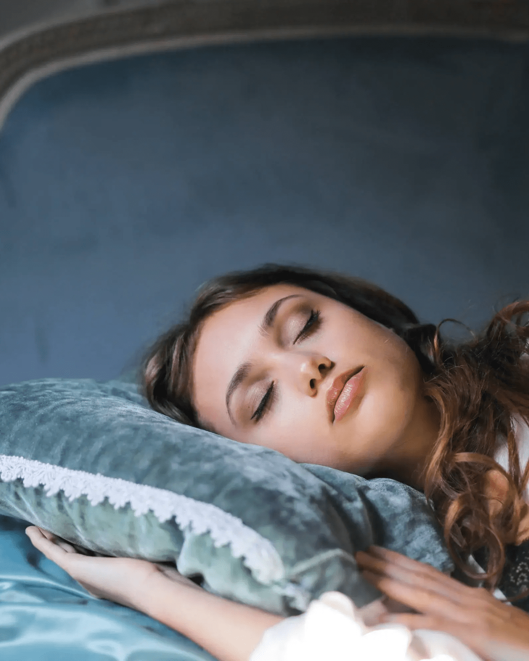 Comment protéger ses cheveux bouclés la nuit ? 4 conseils imparables