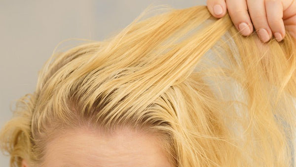Les cheveux poisseux : d’où vient ce phénomène et comment s’en débarrasser ? 