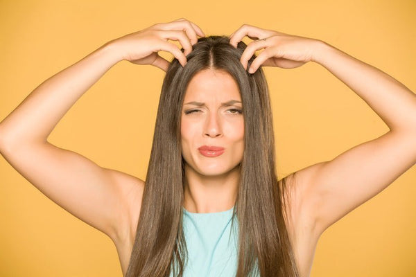 Comment soulager les démangeaisons du cuir chevelu avec des produits naturels et des gestes adaptés ?