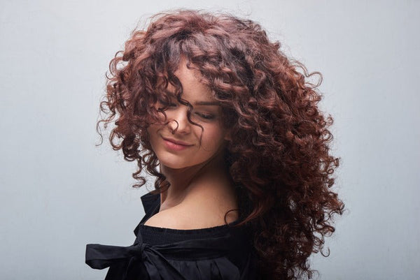 4 astuces pour avoir de belles boucles même en racines.