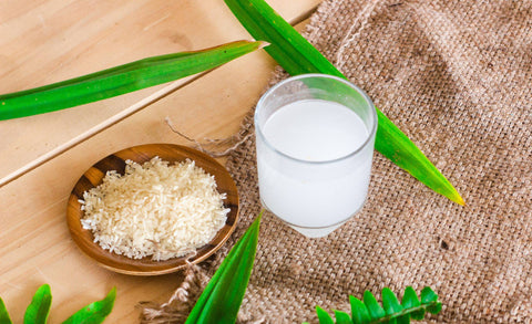 Les bienfaits de l'eau de riz pour les cheveux et comment l'utiliser