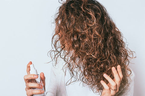 La Morning Routine des cheveux bouclés : le guide complet !