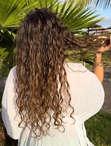 Soins cheveux après la plage : la routine capillaire essentielle