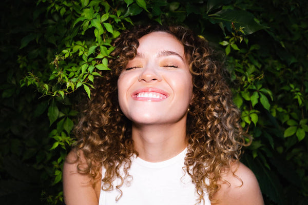 Cheveux fins et bouclés : produits naturels