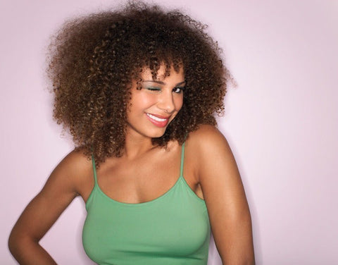 Prendre soin de ses cheveux crépus au naturel : la routine type