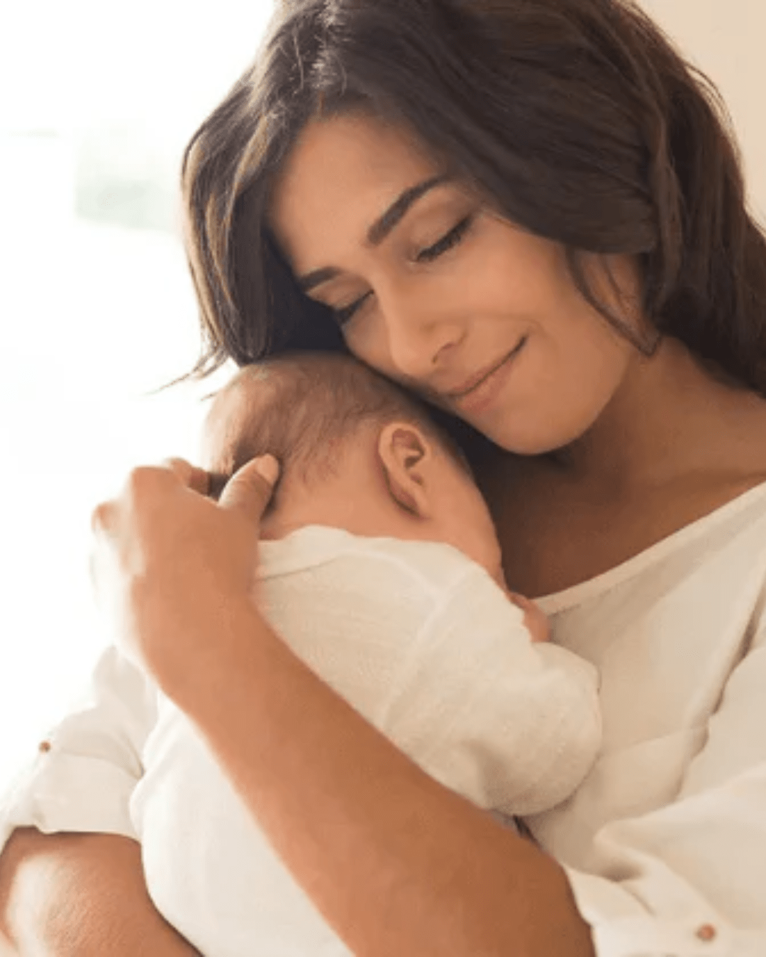 Chute de cheveux post-partum : causes et solutions naturelles pour retrouver une chevelure en parfaite santé.