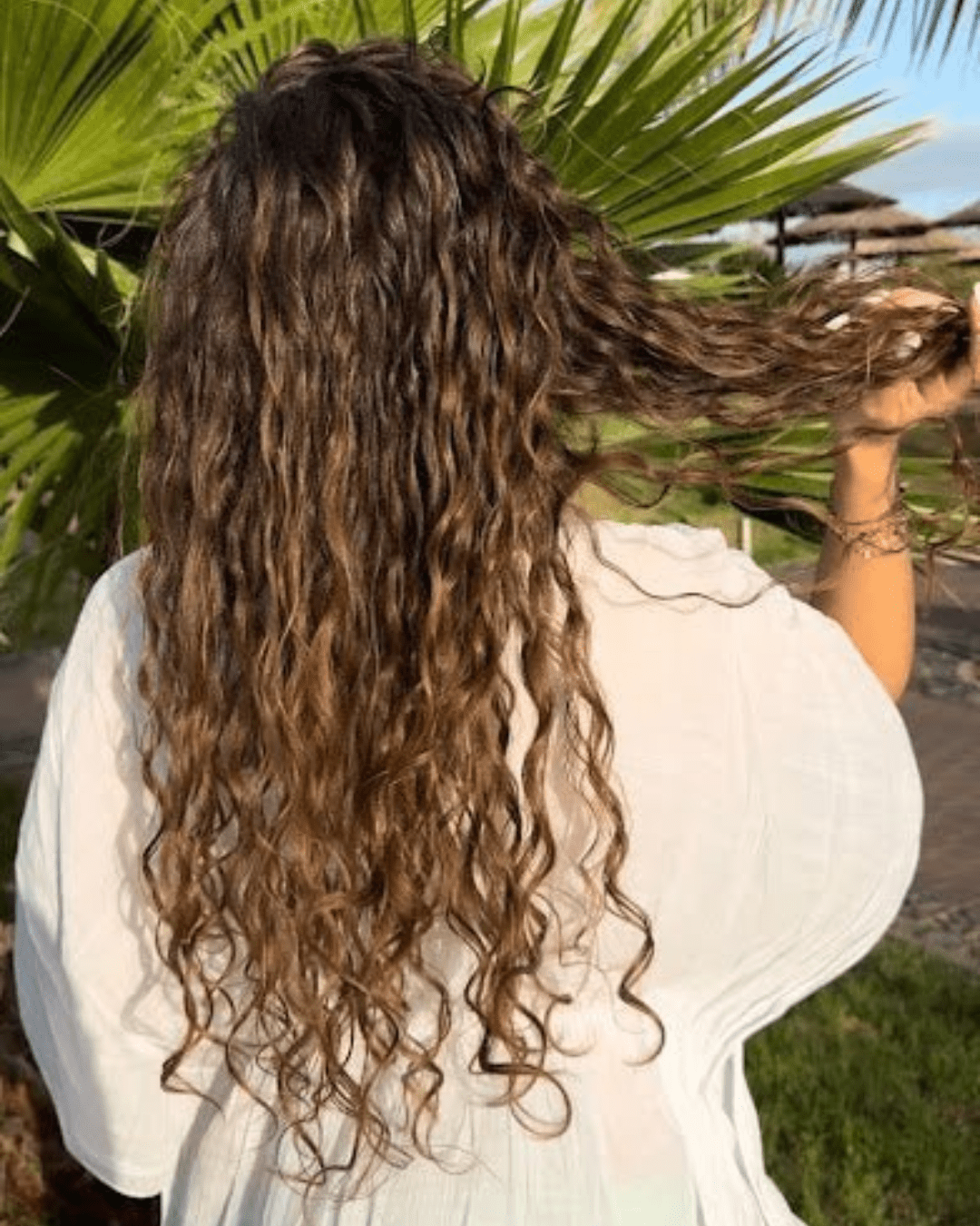 Comment éviter les cheveux secs et cassants après une journée à la plage ?