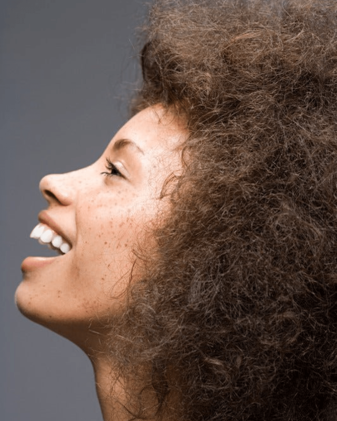 Les frisottis : d'où viennent-ils et comment s'en débarrasser ?