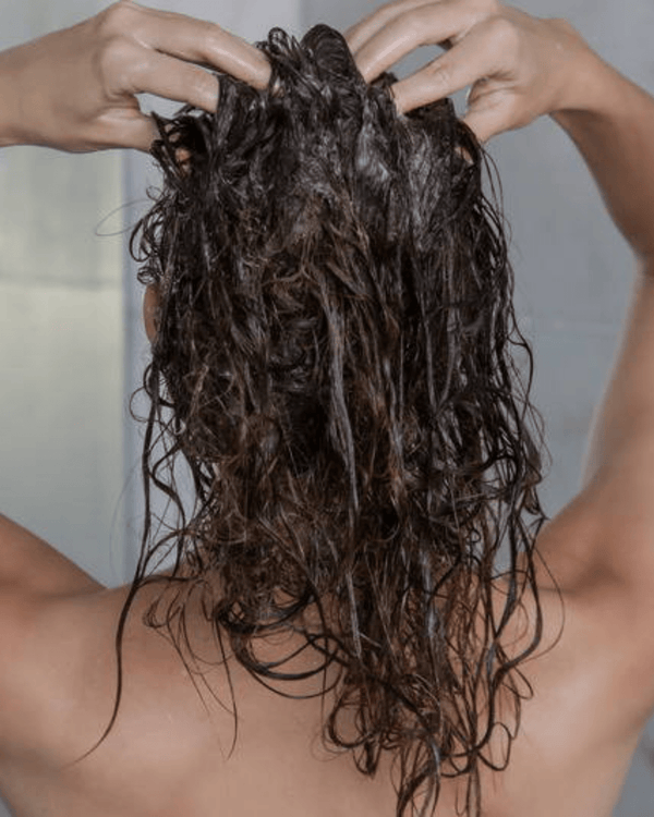 Comment et pourquoi faire un gommage capillaire ?