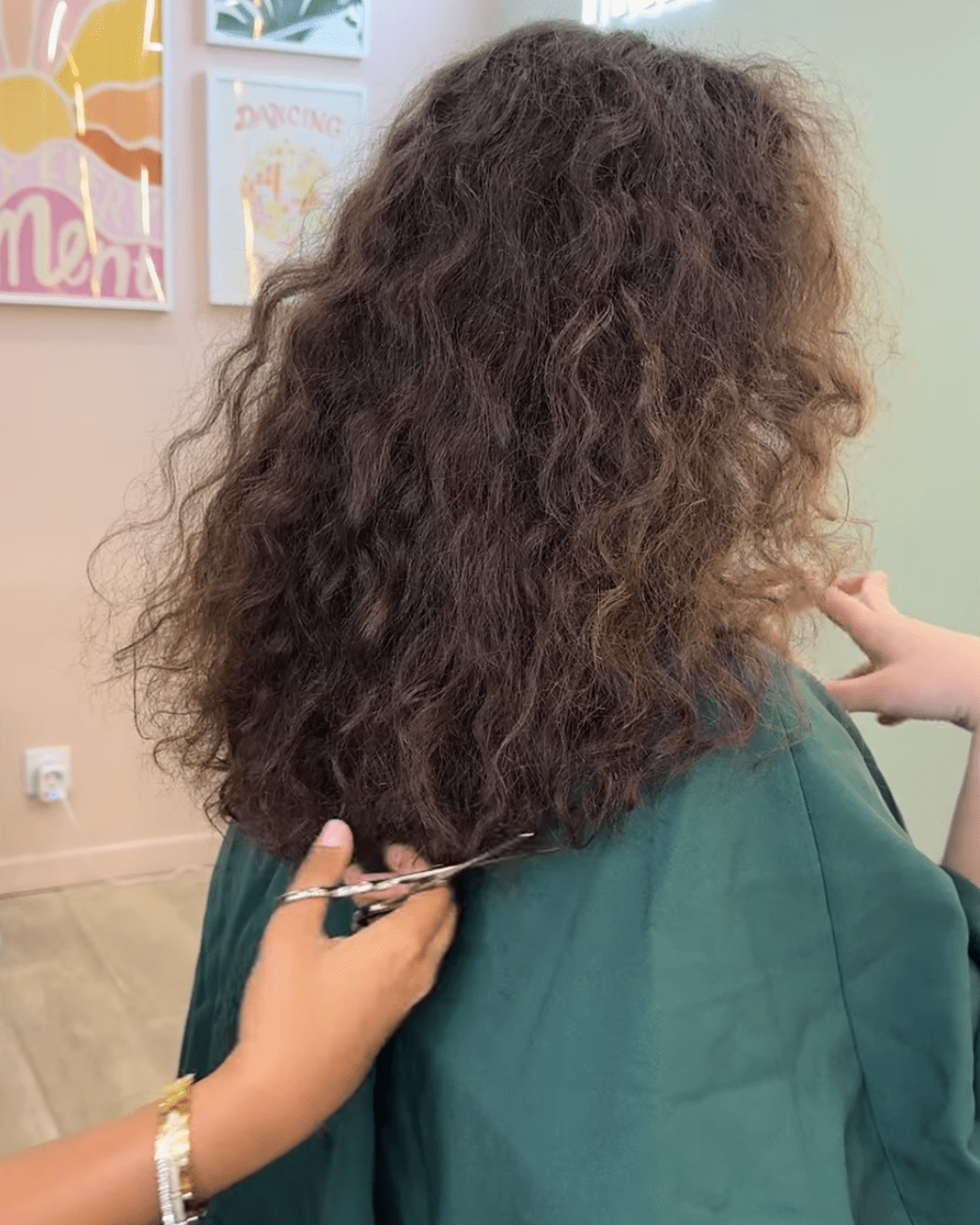 Couper ses pointes : le guide pour des boucles saines et définies