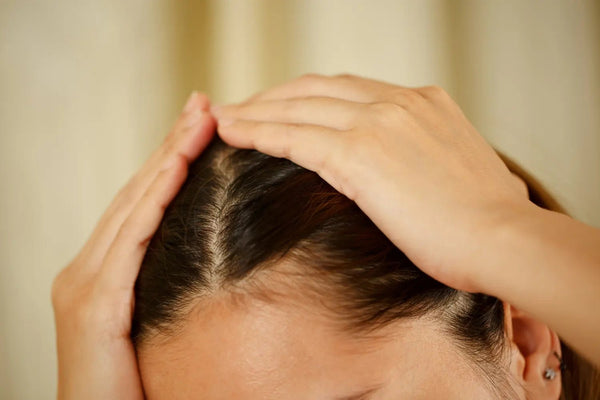 Cheveux gras : comment espacer les shampoings ? 